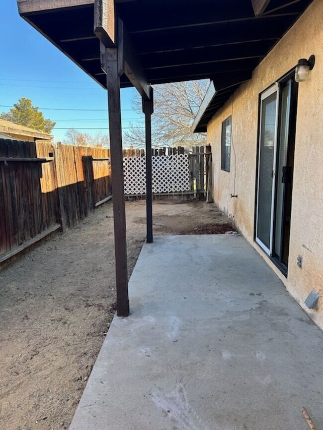 Building Photo - Please contact Vaughn Realty to set up an ...