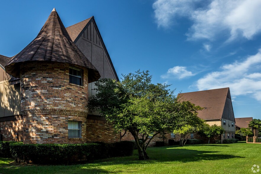 Primary Photo - Castlewood Apartments