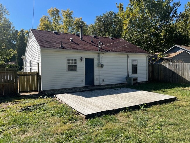 Building Photo - 3 Bedroom home with Fenced Yard - Availabl...