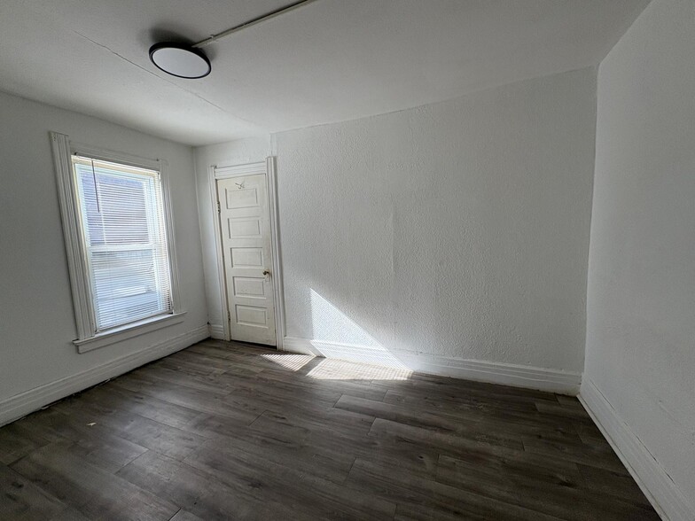 Building Photo - 1566 Western Ave