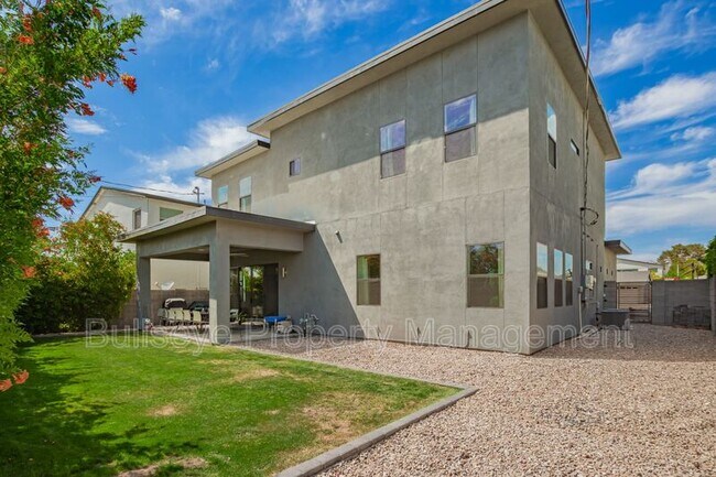 Building Photo - 4413 E Montecito Ave