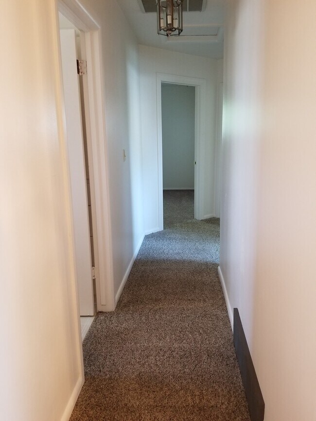 Building Photo - CHRISTMAS SPECIAL - 1/2 OFF DECEMBER RENT