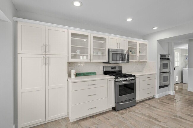 Building Photo - 121 Queen Eugenia Ct