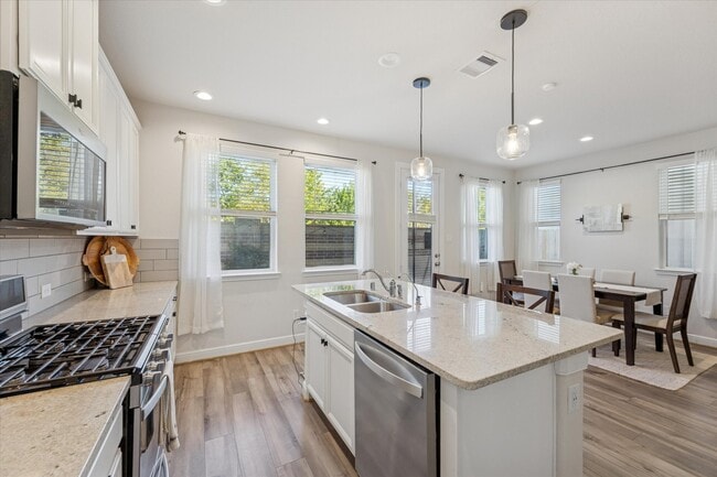 Building Photo - 9804 Rugged Oaks Dr