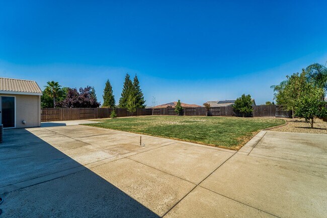 Building Photo - Stunning 4-Bedroom Home with Spacious Yard