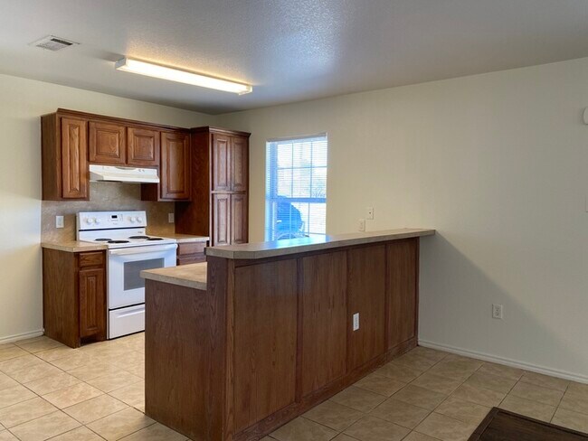 Building Photo - 3 bed 2 bath home, large backyard!