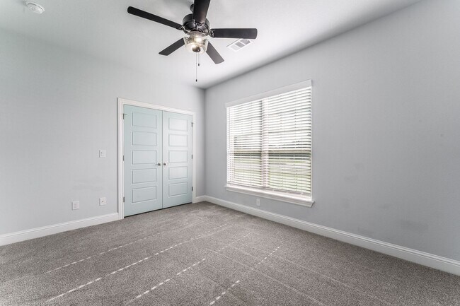 Building Photo - Three bedroom home, ready NOW
