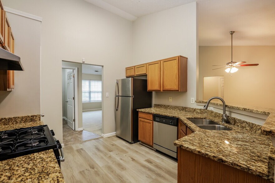 Building Photo - 909 Shadow Lake Dr
