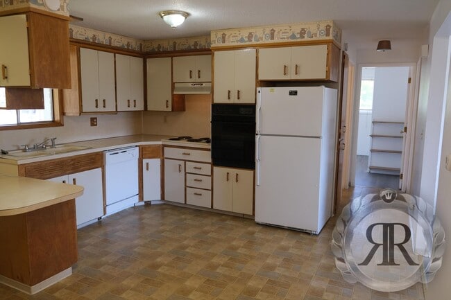 Building Photo - West Valley Tri-Plex, Washer/Dryer & Utili...