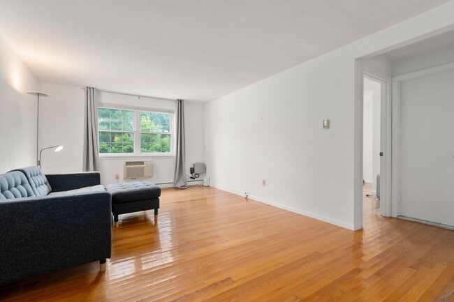 Building Photo - 12 Colonial Village Dr
