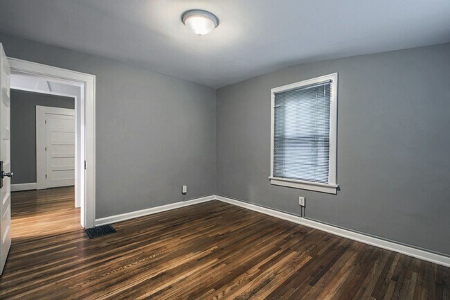Building Photo - Summit St 2091-2091.5 MLR