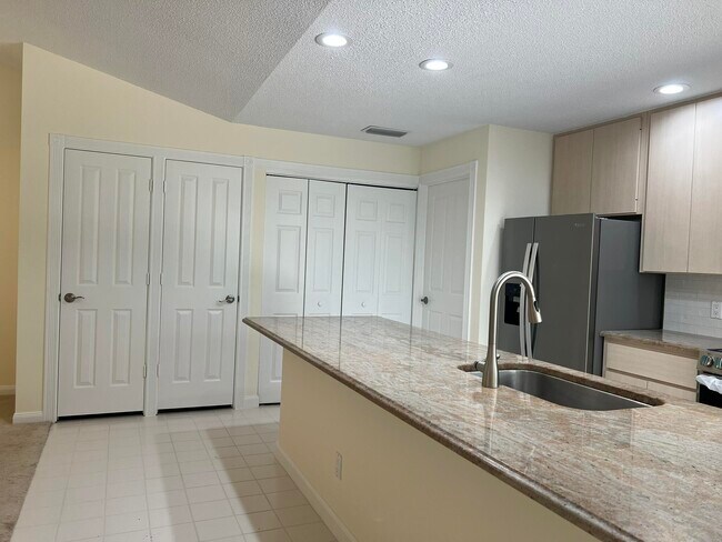 Building Photo - 6002 Red Oak Ct