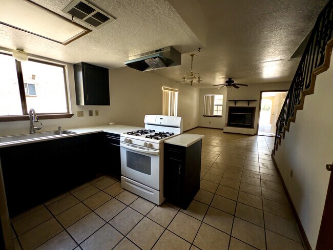 Building Photo - 1633 Ebony Ave