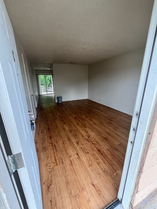 Building Photo - 1704 Cedarhill Dr