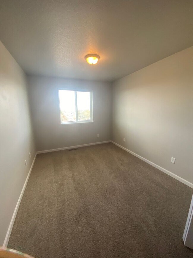 Building Photo - Reindeer Ave. Duplex