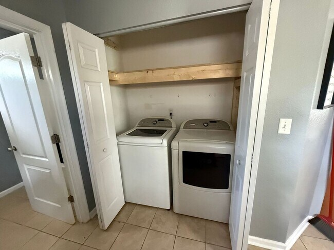 Building Photo - 4 bedroom 3 baths single family house clos...