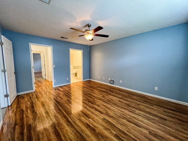 Building Photo - 359 Mercedes Ave