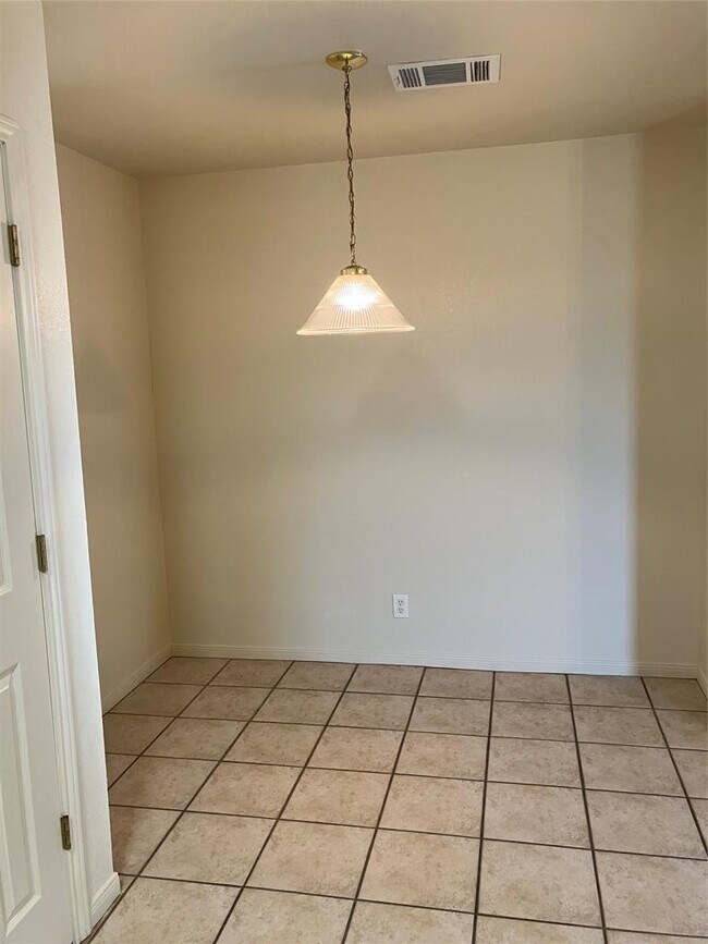 Building Photo - 2606 Lucille Dr