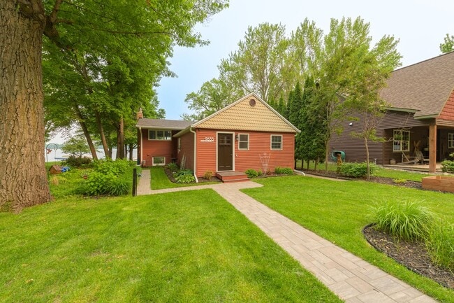 Building Photo - Rare green lake lake home for long term re...