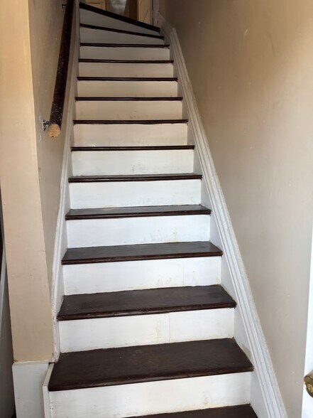 steps - 3844 Lee Ave