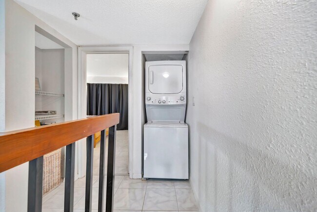 Building Photo - 355 S Ocean Dr
