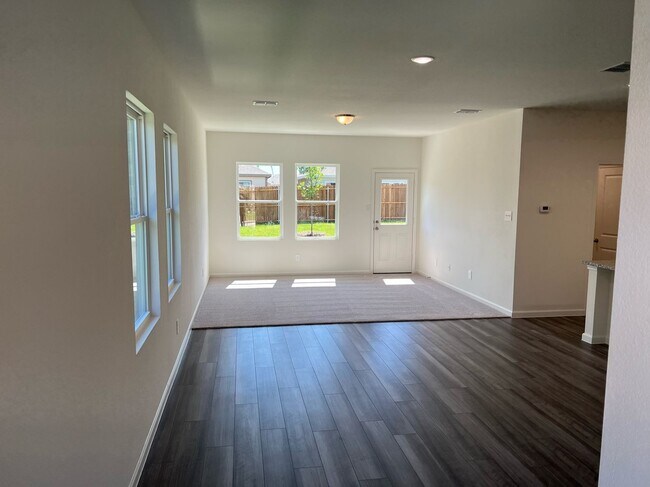 Building Photo - 752 Richmond Dr