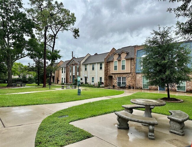 Building Photo - 10730 Briar Forest Dr