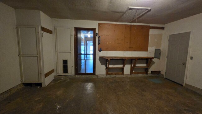 Building Photo - Great 3 Bedroom Home in Yukon!  $1450!