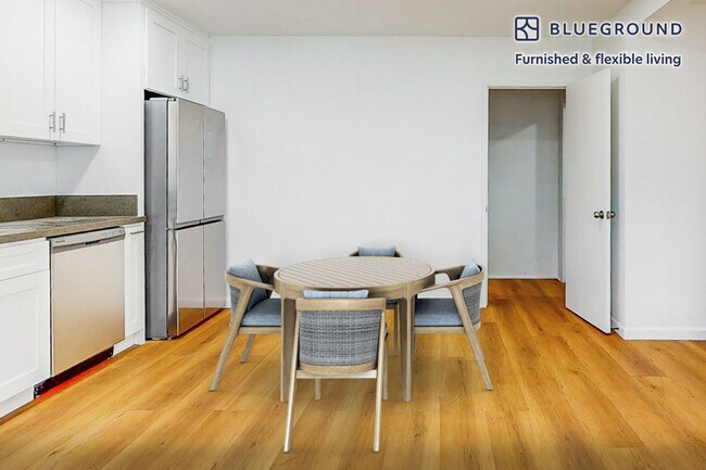 Building Photo - 7949 Romaine St