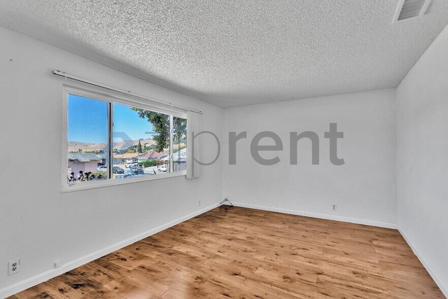 Building Photo - Unit
