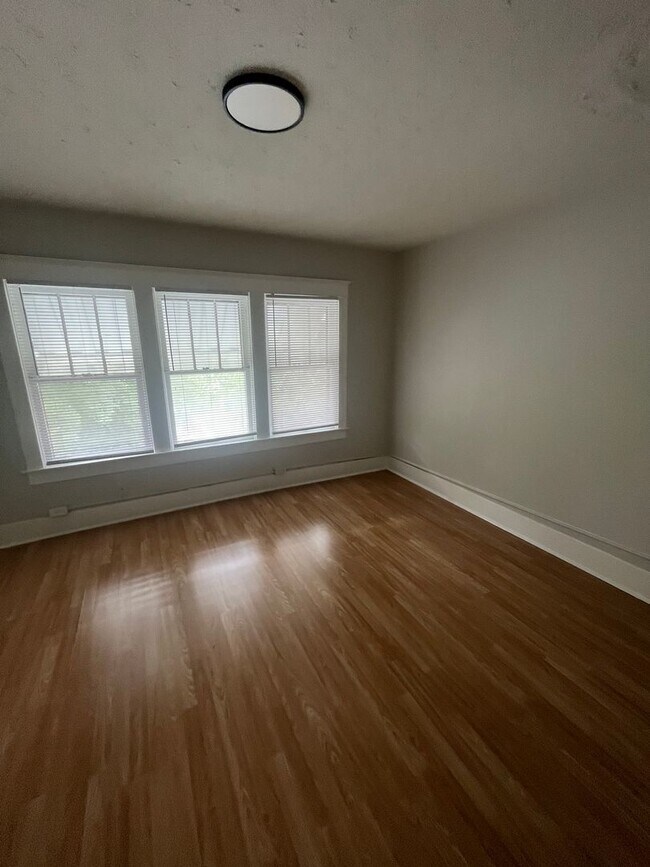 Building Photo - Beautifully renovated 3 bedroom house!