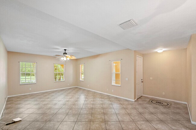 Building Photo - 2567 SE Ruskin Dr