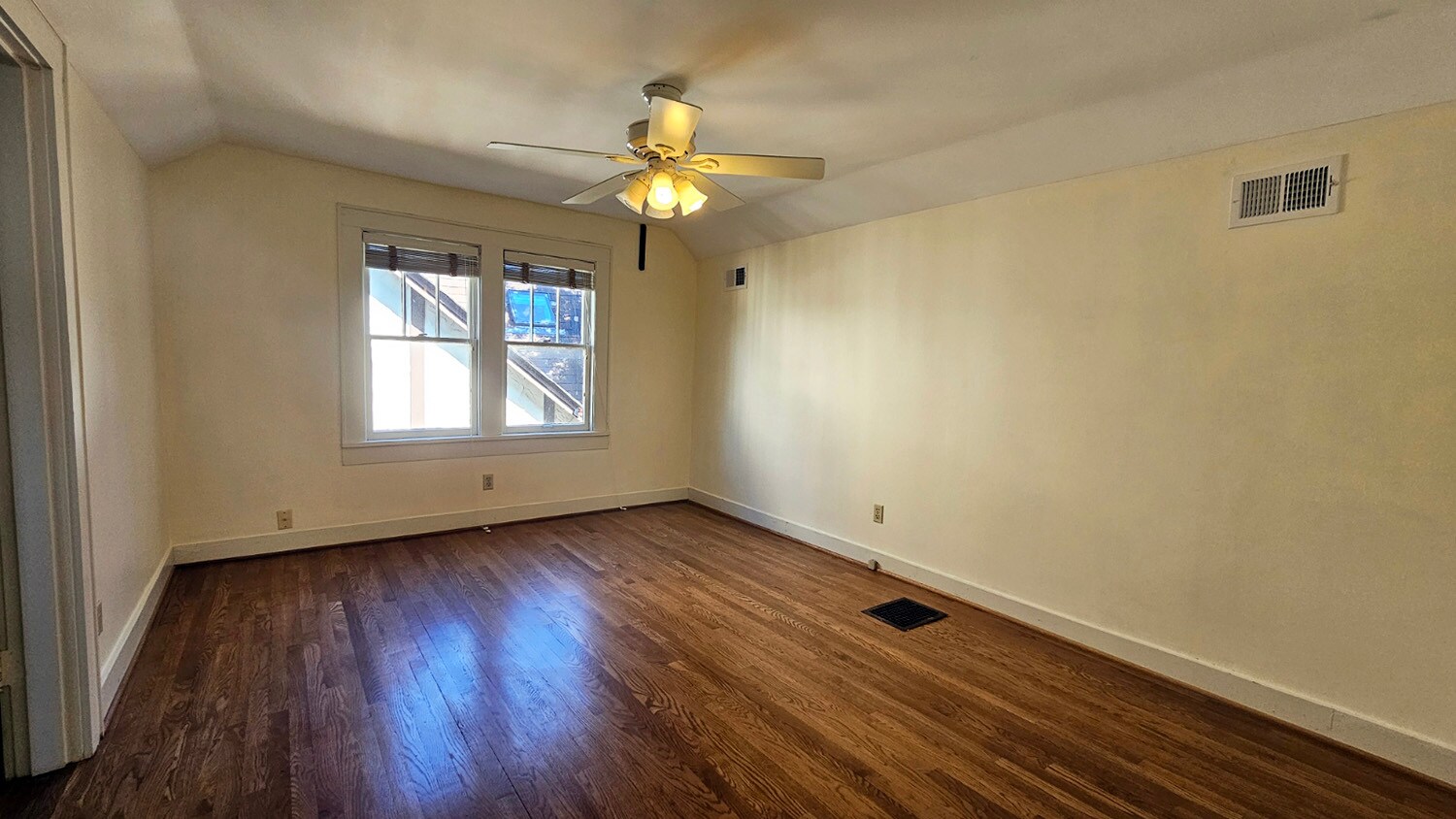 Building Photo - 2610 Woodlawn Dr