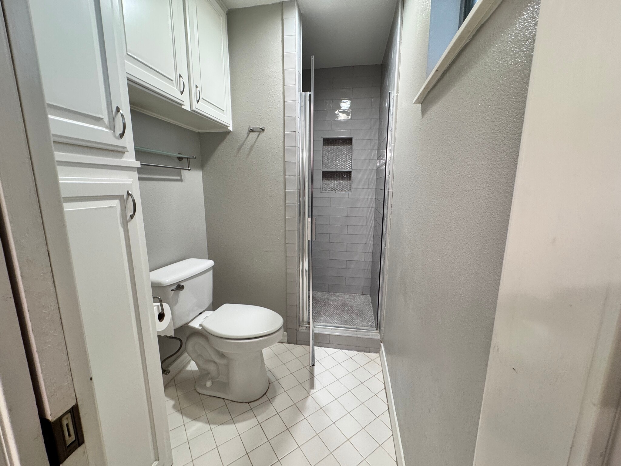 Main Floor Bathroom - 6106 Vance Jackson Rd