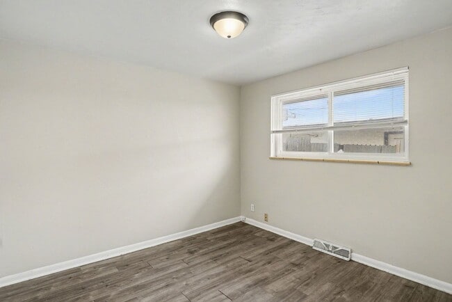 Building Photo - Front Unit - Duplex - 4bed 2bath - Finished Basement! **Special**