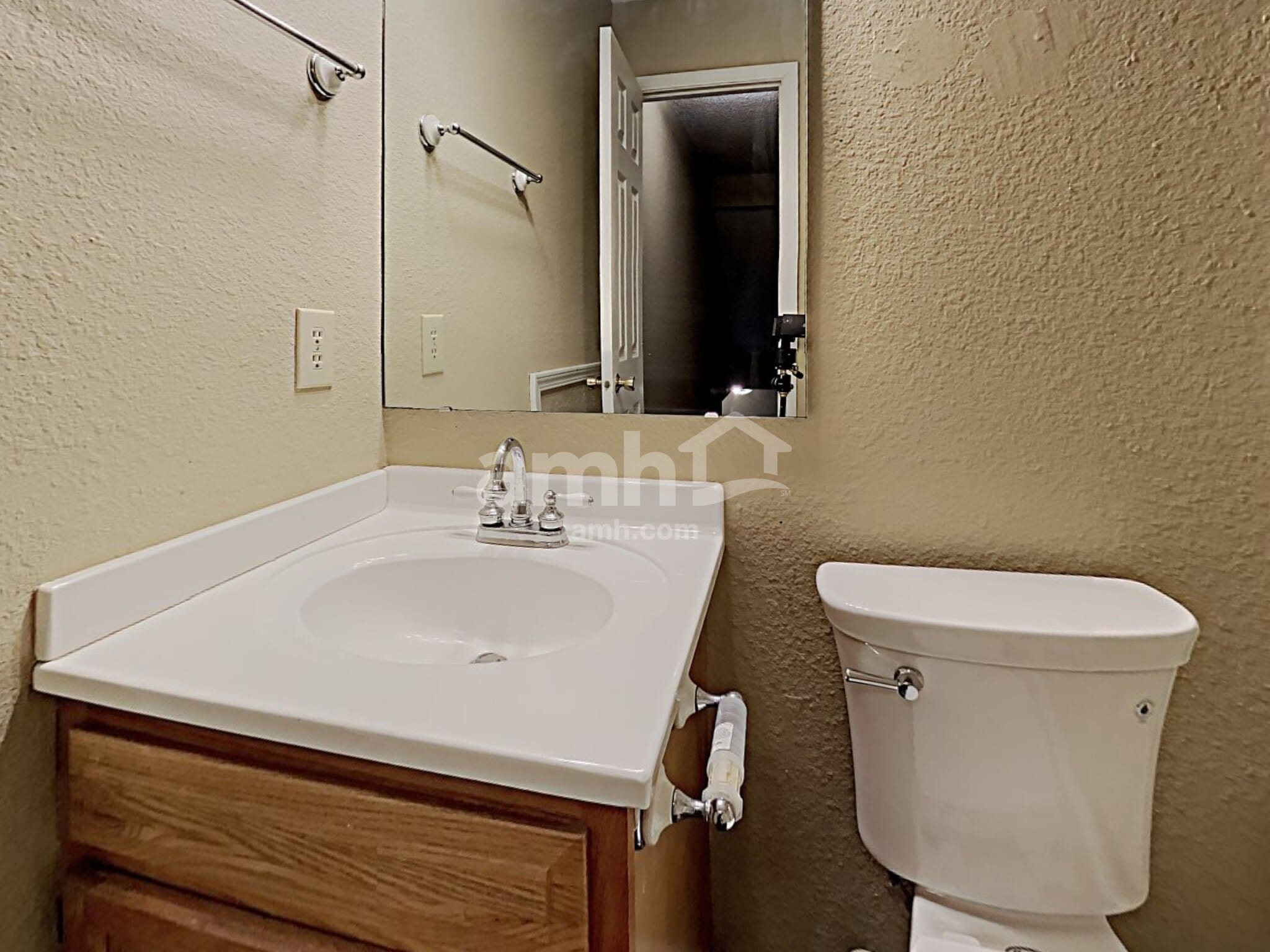 Building Photo - 4016 Fairoaks Dr