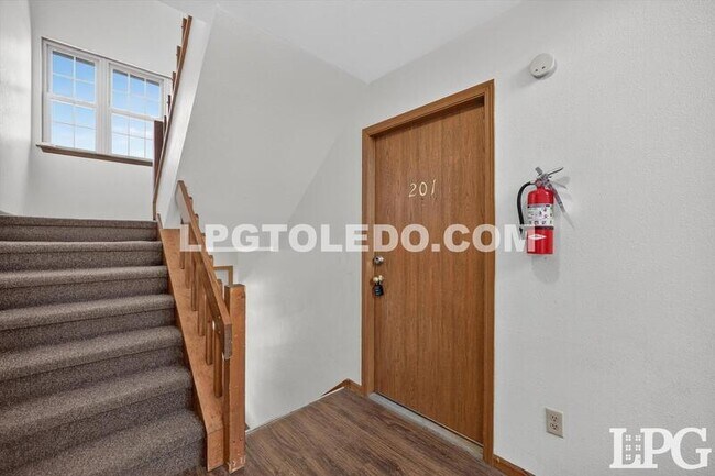 Building Photo - 811 Hilltop Ln
