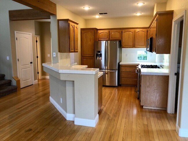 Building Photo - Gorgeous 2-Story 3 Bedroom, 2.5 Bath Home with 2 Car Garage Located in Folsom is Available NOW!