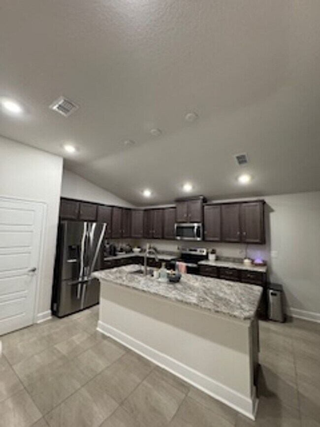 Building Photo - Beautiful 3/2/2 in Sawmill creek community! Lawn care included, water view, community pool...