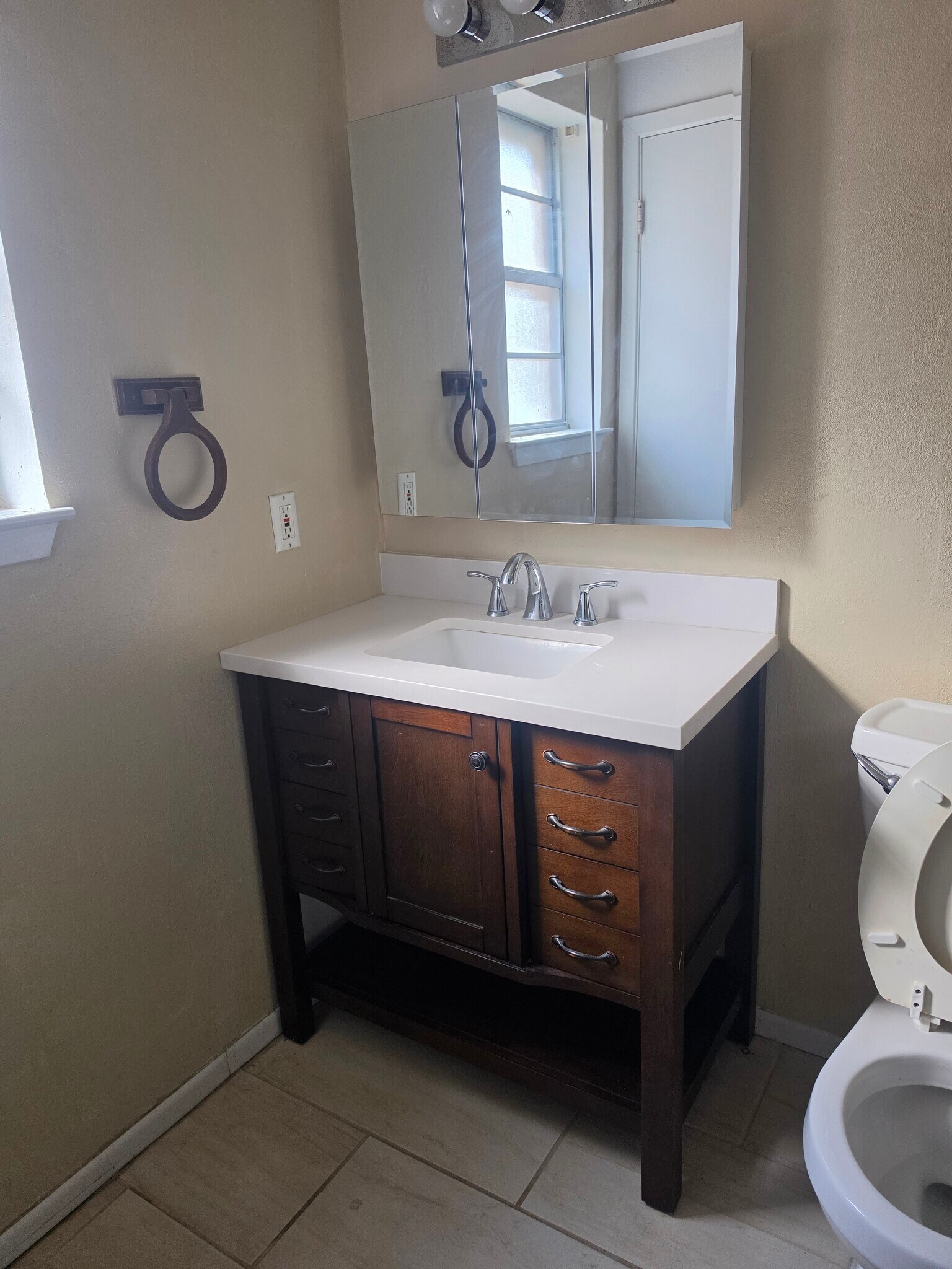 Master bath sink - 10980 Forest Gln