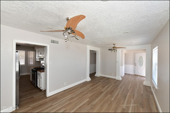 Building Photo - 4749 Tropicana Ave