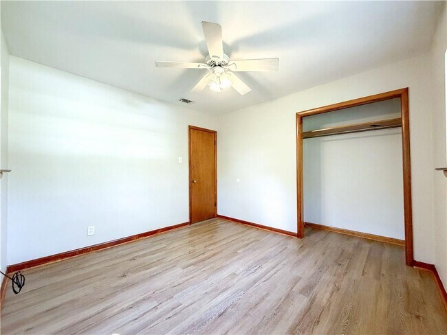 Building Photo - 1254 Lake Cir Dr W