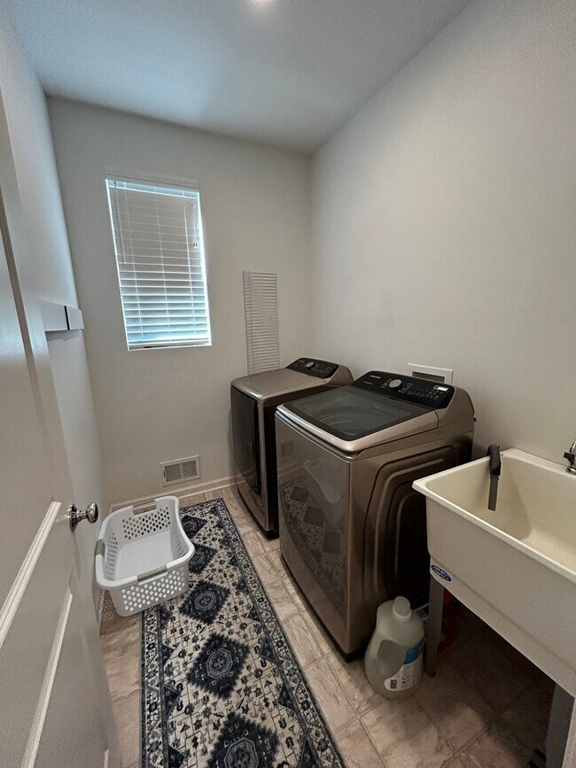 Building Photo - Beautiful 3 Bedroom Home for Rent