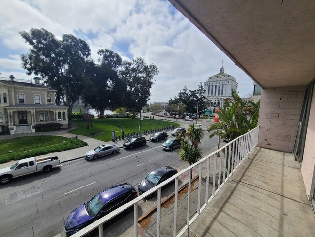 Building Photo - Beautiful Condo In Front of Lake Merritt!