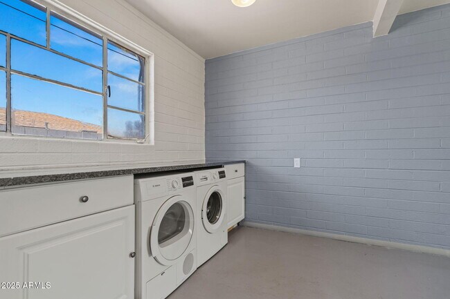 Building Photo - 1102 S Stratton Ln