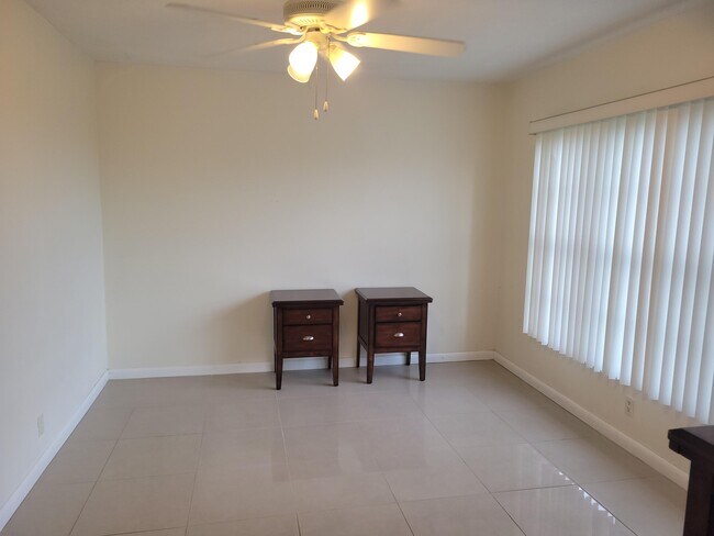 Building Photo - 3050 N Palm Aire Dr