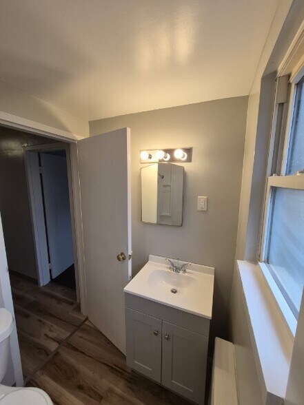 Building Photo - 6 Bradley Ave