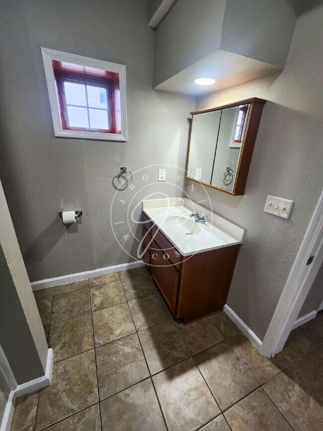 Building Photo - "Charming 1-Bedroom Duplex in Toledo's Vibrant North Huron Neighborhood!"