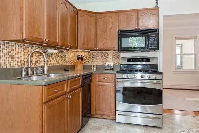 Building Photo - 109 Roosevelt Ave