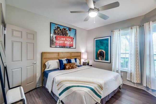 Building Photo - Enjoy 1 Month Free Rent – Apply Today!